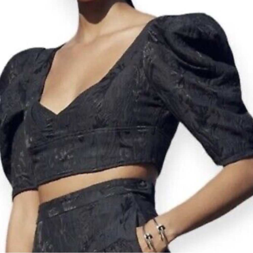 NWT Who What Wear
Collection Cropped Puff Sleeve Top In Oyster Size Medium NWT